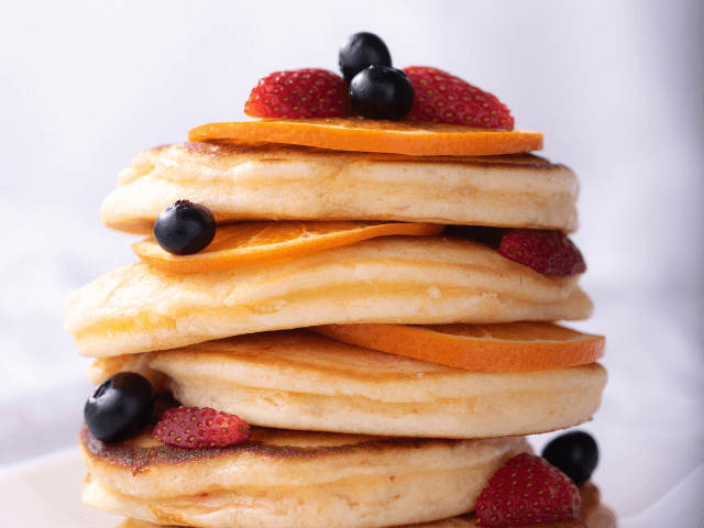 「ホットケーキが膨らまない」原因はコレ!ふわふわにする裏技&小麦粉使用のレシピ・作り方