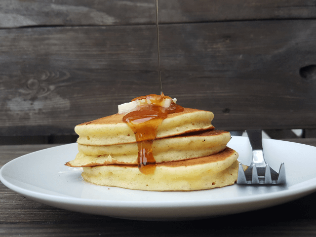 「ホットケーキが膨らまない」原因はコレ!ふわふわにする裏技&小麦粉使用のレシピ・作り方