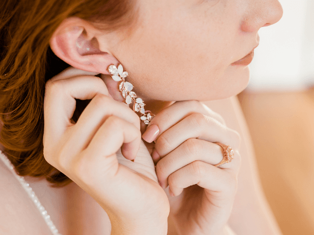 【免許証の写真】アクセサリーの注意点！ピアス・イヤリングやネックレスにサングラスはダメ？